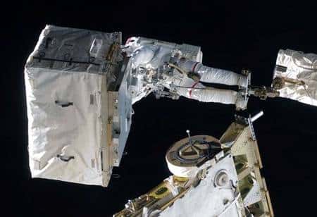 Perché sur la plate-forme du bras robotisé Canadarm 2, Steve Bowen emmène le réservoir d'azote vide qu'il déposera dans la soute d'<em>Endeavour</em>. Crédit Nasa