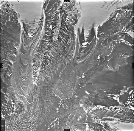  Un glacier recouvert de débris rocheux en Antarctique faisant penser aux structures martiennes d'Hellas. Crédit : USGS
