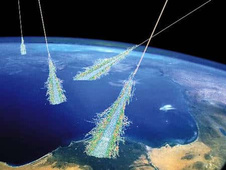 Cliquez pour agrandir. Une représentation des gerbes de rayons cosmiques tombant sur Terre. Crédit : Simon Swordy, <em>University of Chicago.</em>