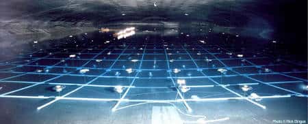 Figure 2. Cliquez pour agrandir. Une vue de l'intérieur de Milagro avec sur le sol et dans l'eau les détecteurs Cerenkov. Crédit : <em>Los Alamos National Laboratory</em>