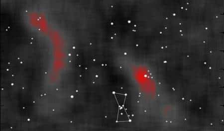 Figure 3. Les observations de Milagro montrent deux excès (en rouge) de flux de rayons cosmiques, l'un vers la constellation des Gémeaux (à gauche) et l'autre vers Orion (à droite). Crédit : John Pretz