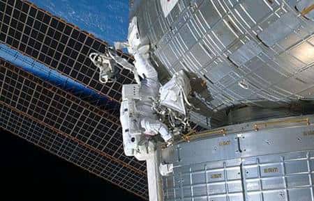Steve Bowen sur la paroi externe du module japonais Kibo. Cliquer pour agrandir. Crédit Nasa
