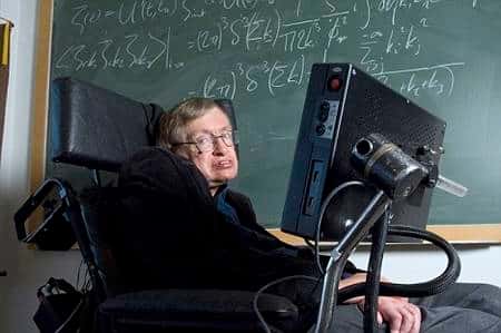 Stephen Hawking devant un calcul de physique des particules élémentaires en espace-temps courbe. Crédit : <em>Institute of Physics IOP</em>