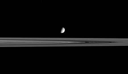 Encelade au-dessus de l’anneau B. Cliquer pour agrandir. Crédit Nasa