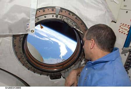 La Terre, vue cette fois depuis le modula japonais <em>Kibo</em>. En avant-plan, l'astronaute Donald Pettit, spécialiste de mission. Cliquer pour agrandir. Crédit Nasa