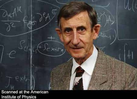 Freeman Dyson devant des calculs d'électrodynamique quantique. Crédit : Emilio Segrè <em>Visual Archives</em>