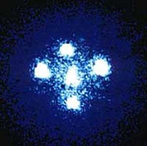 La Croix d’Einstein, vue par le télescope spatial Hubble. Crédit Esa