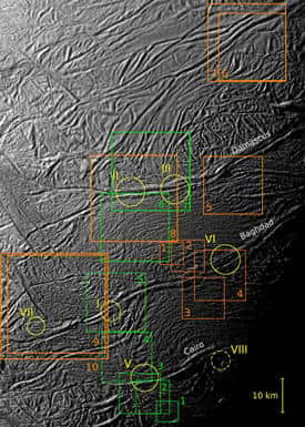 Les appareils photo de la sonde Cassini ont saisi des images à très haute résolution (de 9 à 39 mètres par pixel) de plusieurs zones proches du pôle sud d'Encelade lors du passage du 10 août (carrés verts) et du 31 octobre 2008 (carrés orange). Les astronomes ont visé trois failles, Damascus, Baghdad et Cairo. Les six zones repérées par un cercle sont celles où avaient été observés des geysers (la zone VIII n'a pu être photographiée en très haute résolution). (Cliquer sur l'image pour l'agrandir.) © Nasa/JPL/<em>Space Science Institute</em>