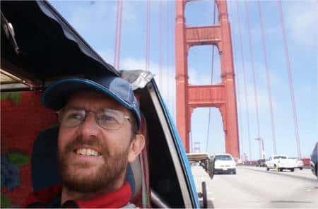Louis Palmer sur le <em>Golden Gate Bridge</em>, à San Francisco. © Equipe SolarTaxi