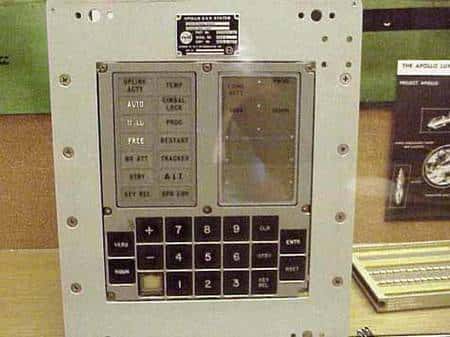 Tableau de commande de l’ordinateur de bord d’Apollo 8 à 17. Crédit Stanford University
