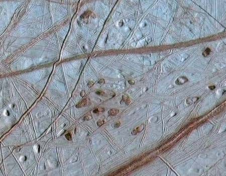 Cliquez pour agrandir. Un zoom sur la surface fracturée d'Europe ressemblant à la banquise. © Nasa