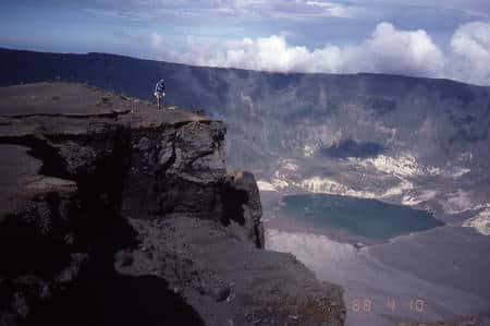 Cliquez pour agrandir. Le cratère du Tambora sur l'île de Sumbawa en Indonésie. Au premier plan, l'océanographe Steven Carey. Crédit : Haraldur Sigurdsson