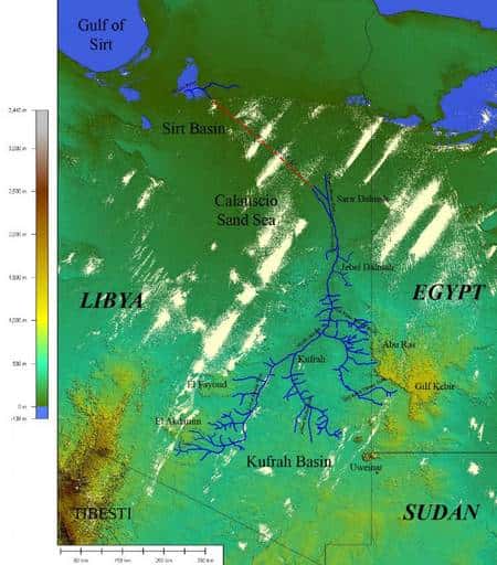 Cliquez pour agrandir. Le paléo-fleuve de Kufrah, en bleu, sur un fond topographique SRTM. La ligne rouge pointillée représente le chemin probable vers la mer Méditerrannée sous les dunes du désert libyen.<br />Crédit : OASU Bordeaux (INSU-CNRS, Univ. sciences et technologie Bordeaux)