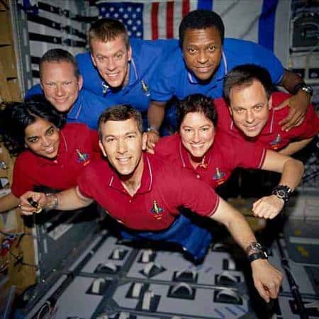 L’équipage de Columbia Durant le vol STS-107. De gauche à droite, portant un T-shirt rouge : Kalpana Chawla, Rick Husband, Laurel Clark et Ilan Ramon. De gauche à droite, en T-shirt bleu : David Brown, William McCool et Michae Anderson. Crédit Nasa