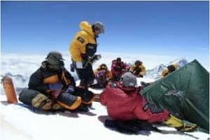 La tente, installée à 8.400 mètres, pour le prélèvement de sang le plus haut du monde. © <em>Caudwell Xtreme Everest Research Group</em>