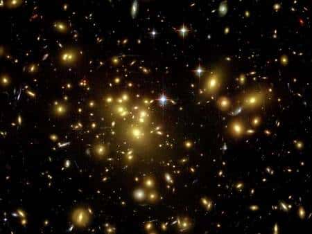 Abell 1689, un amas de galaxies vue par Hubble avec un effet de lentille gravitationnelle. Crédit : Nasa