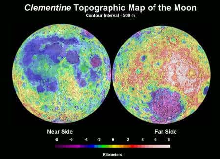 Figure 2. Une carte de la surface de la Lune, établie également grâce aux relevés de la sonde <em>Clementine</em>. Les mers lunaires sont des bassins bien visibles en bleu et les montagnes en rouge-jaune. Crédit : Nasa.