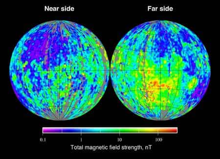 Figure 1. Une carte du champ magnétique rémanent de la Lune réalisée à partir des relevés de la sonde <em>Clementine</em>, installé en orbite lunaire de janvier à juin 1994. Il n'y a pas de composante dipolaire comme c'est le cas sur Terre et du bleu au rouge l'intensité du champ magnétique augmente. Crédit : Nasa.