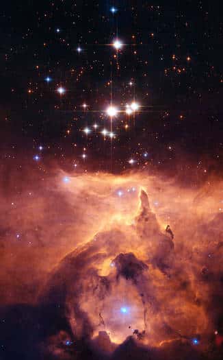 Cliquer pour agrandir. L'étoile Pismis 24 apparaît comme la plus lumineuse, au-dessus de la nébuleuse NGC 6357. Sa masse avait été estimée à 200 masses solaires au moins, ce qui est peu compatible avec la limite d'Eddington. Mais une observation fine à l'aide de Hubble a montré qu'il y avait deux et peut-être même trois étoiles massives dont les masses sont probablement comprises entre 70 et 100 masses solaires. Crédit : Nasa, Esa, J. M. Apellániz (IAA, Espagne)