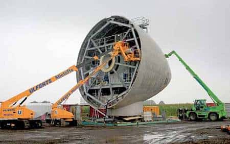 Ce carénage avant du rotor d'une éolienne identique au modèle E112, ici en construction à Estinnes (Belgique), donne l’échelle. Il sera installé sur son mât à 141 mètres au-dessus du sol. Crédit Enercon