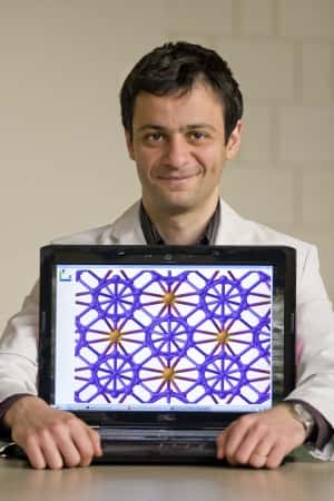 Artem Oganov et une représentation du réseau cristallin du bore ionique. Crédit : AZoNano.com