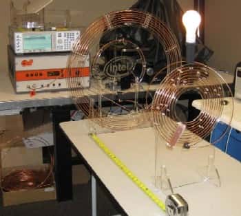 Un prototype du projet WREL (<em>Wireless Resonant Energy</em>), transmettant par radio un peu d'énergie récupérable sous forme d'électricité. © <em>Intel Research Seattle</em>