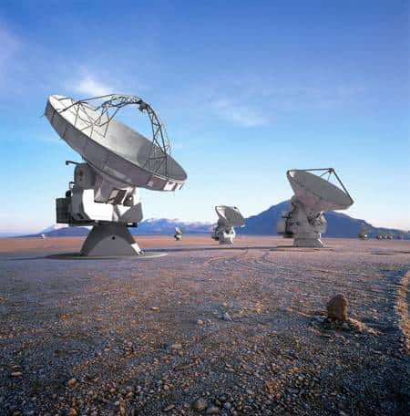 Alma devrait ressembler, une fois terminé, à cette vue du désert de'Atacama sur laquelle ont été ajoutées à l'ordinateur les images des antennes du réseau de radiotélescope en projet. Crédit : Eso