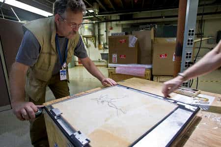 Le paléontologue Peter Larson préparant le fossile d'archéoptéryx pour l'examen. © <em>SLAC National Accelerator Laboratory</em>
