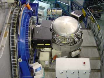 L’instrument Crires au foyer du télescope Antu de 8,20 mètres. Crédit : ESO