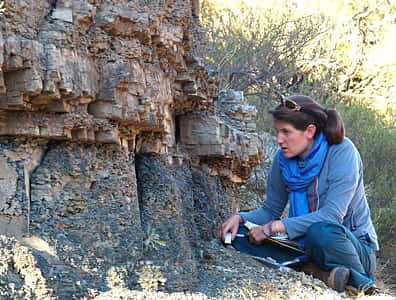 La géologue Sophie Newbury devant la couche dénomée "la zone morte". © Robert Gastaldo, Colby College