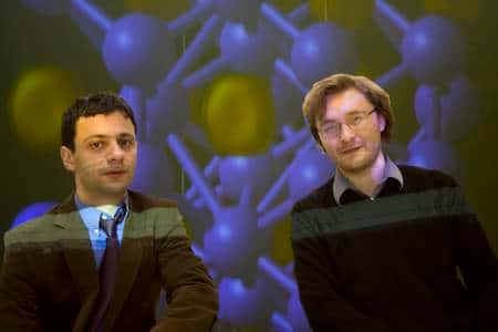 A gauche Artem Oganov et à droite Andriy O. Lyakhov lors d'une conférence sur la structure du sodium à haute pression. Crédit : <em>Stony Brooks University</em>