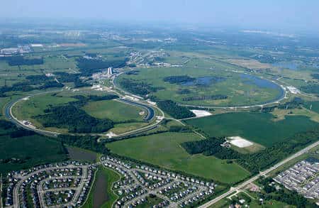 Cliquer pour agrandir. Une vue aérienne du Fermilab et des deux anneaux enterrés du Tevatron. Crédit : Fermilab