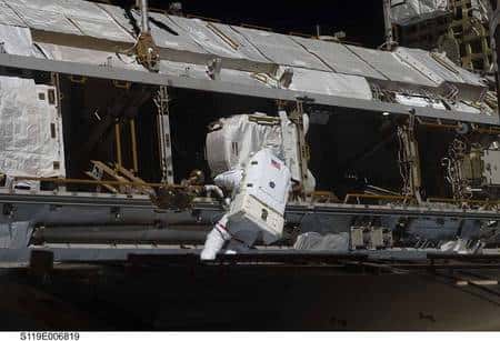 L'astronaute Joseph Acaba au cours de sa sortie dans l'espace. Crédit Nasa