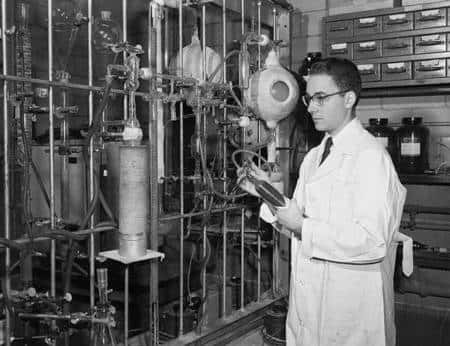 Stanley Miller jeune dans son laboratoire vers 1953. © <em>Dept. of Chemistry &amp; Biochemistry, University of California</em>, San Diego