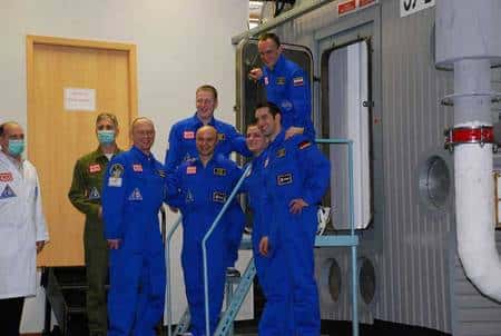 L'équipe des pseudo-astronautes devant le sas d'entrée du caisson d'isolement. Crédit Esa