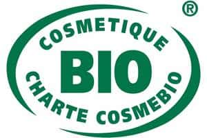 Le label Cosmébio « Bio », de couleur verte, garantit que les ingrédients d'origine végétale proviennent de l'agriculture biologique. L'écolabel « Eco », similaire mais de couleur bleue, signale un produit aux effets réduits sur l'environnement. © Cosmébio