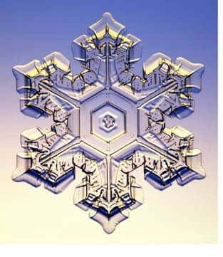 Un cristal de glace hexagonal. Cliquer sur l'image pour l'agrandir. Crédit : cosmicastronomy.com