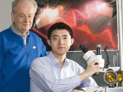 A gauche, Federico Capasso, à droite Nanfang Yu de l'université de Harvard. Credit : Eliza Grinnell, <em>Harvard School of Engineering and Applied Sciences</em>