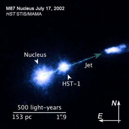 De gauche à droite et dans l'ultraviolet, le noyau de M87, HST-1 et une extrémité du jet de particules émis par le trou noir supermassif de la galaxie géante en 2002. Le flash en ultraviolet de HST-1 est bien visible. Crédit : Nasa, Esa et J. Madrid (<em>McMaster University</em>)