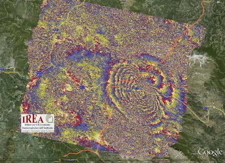 Cliquer pour agrandir. L'interférogramme indiquant les modifications de la topographie suite au séisme dans la région de L'Aquila. Chaque frange indique une modification de 2,8 cm environ. Crédit : IREA-CNR