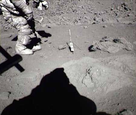En haut à gauche, Eugene Cernan semble s’être roulé dans la boue lunaire ! Crédit Nasa (Apollo 17)