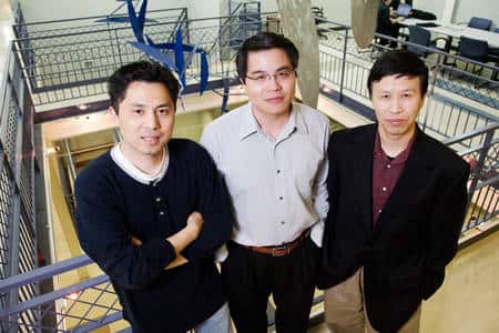 De gauche à droite, Yang Xiang, professeur de physiologie moléculaire et intégrative, Min-Feng Yu et Ning Wang, tous deux professeurs en ingéniérie mécanique. Crédit : <em>University of Illinois, Urbana-Champaign</em>