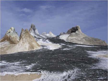  Panoramique du cratère. Les différents édifices sont des cônes d'éjectas (<em>spatter cones</em>). Les coulées de carbonatites, originalement noires, blanchissent en quelques jours par hydratation au contact de l'atmosphère. © CRPG (INSU-CNRS), Photo : B. Marty