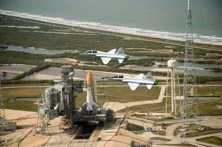 <em>Endeavour</em> (mission de sauvetage STS-400) sur son aire de lancement. Crédit Nasa