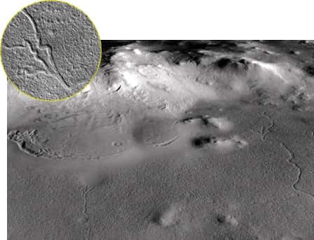 Vallée détectée sur le plancher du cratère Lyot (à droite de l'image). En médaillon : détail. Crédit : Nasa/JPL/<em>Malin Space Science Systems</em>