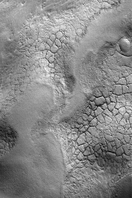 Succession de plaines craquelées et de vallées au fond du cratère Lyot. Image prise par <em>Mars Reconnaissance Orbiter</em>, d'une résolution de 30 mètres par pixel. Cliquer pour agrandir. Crédit Nasa