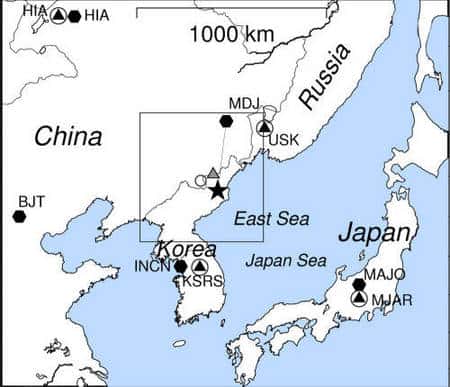 L'étoile indique la localisation de l'essai nucléaire nord-coréen de 2009. Les autres symboles flanqués d'initiales indiquent des observatoires sismologiques importants. Crédit : <em>Lamont-Doherty Earth Observatory</em>