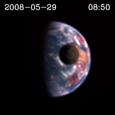 En comparant l'image précédente avec celle de ce transit lunaire, on voit que la dominante est le rouge ou le bleu selon que l'on voit un continent ou un océan, suite à la rotation de la Terre. Crédit : Nasa-Donald J. Lindler, <em>Sigma Space Corporation/GSFC; EPOCh/DIXI Science Teams</em>