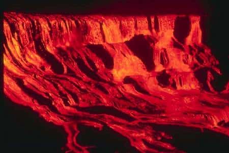 Cliquer pour agrandir. Cette image prise à Hawaï montre l'une des éruptions du Pu‘u ‘O‘o–Kupaianaha entre 1983 et 1997. Il s'agit d'une cascade de lave. Crédit : <em>J. Judd, Hawaii Volcano Observatory, U.S. Geological Survey</em>