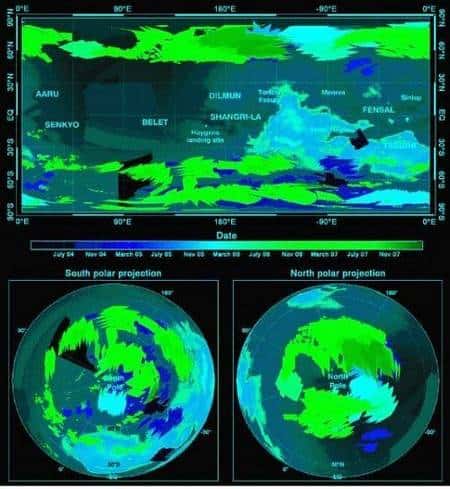 Cartes nuageuses établies par VIMS durant la période juillet 2004 - décembre 2007. Les nuages se répartissent en trois zones bien distinctes, autour des deux régions polaires, et sur une bande centrée autour de la latitude 40°S. La carte de fond a été réalisée par l'instrument VIMS de Cassini. Crédit : Nasa/JPL/Université d'Arizona/Université de Nantes